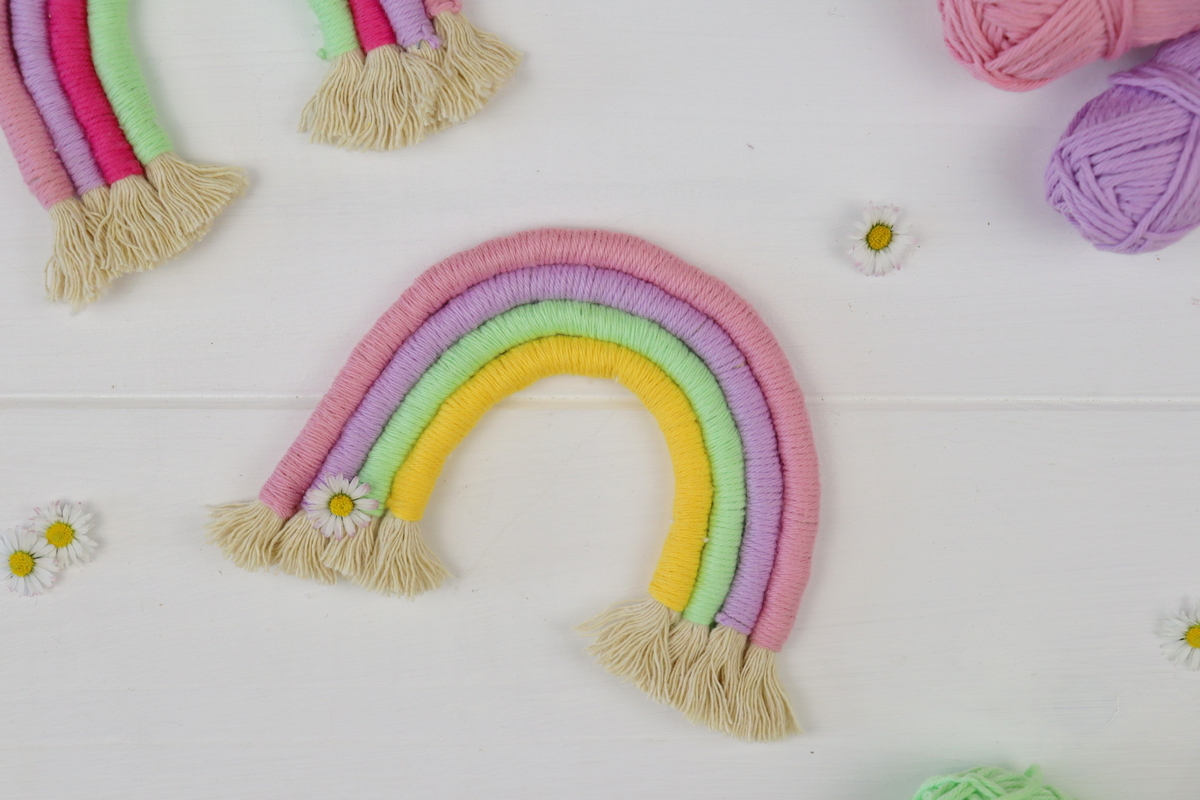 DIY - selbstgemachter, bunter Makramme Regenbogen / Fiber Rainbow
