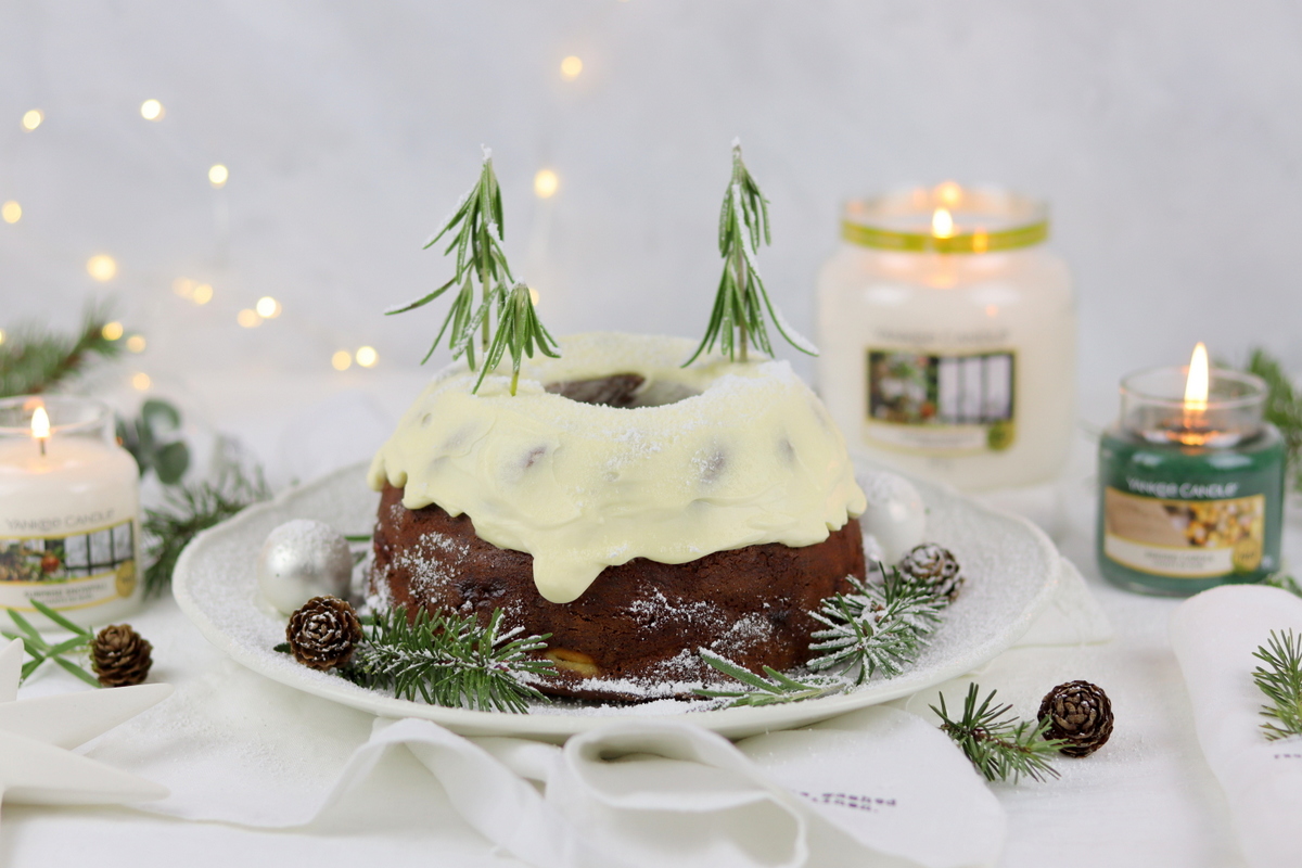 Rezept: Lebkuchen Gugelhupf mit einer Cheesecake-Kirsch-Füllung und Creme Topping