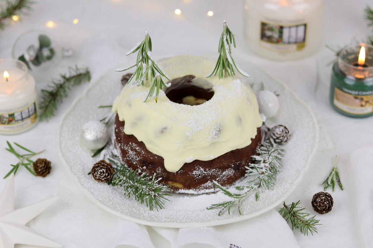 Rezept: Lebkuchen Gugelhupf mit einer Cheesecake-Kirsch-Füllung und Creme Topping