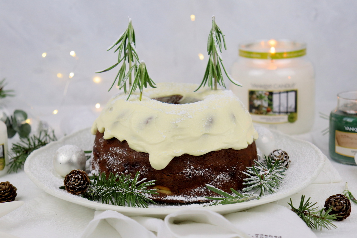 Rezept: Lebkuchen Gugelhupf mit einer Cheesecake-Kirsch-Füllung und Creme Topping