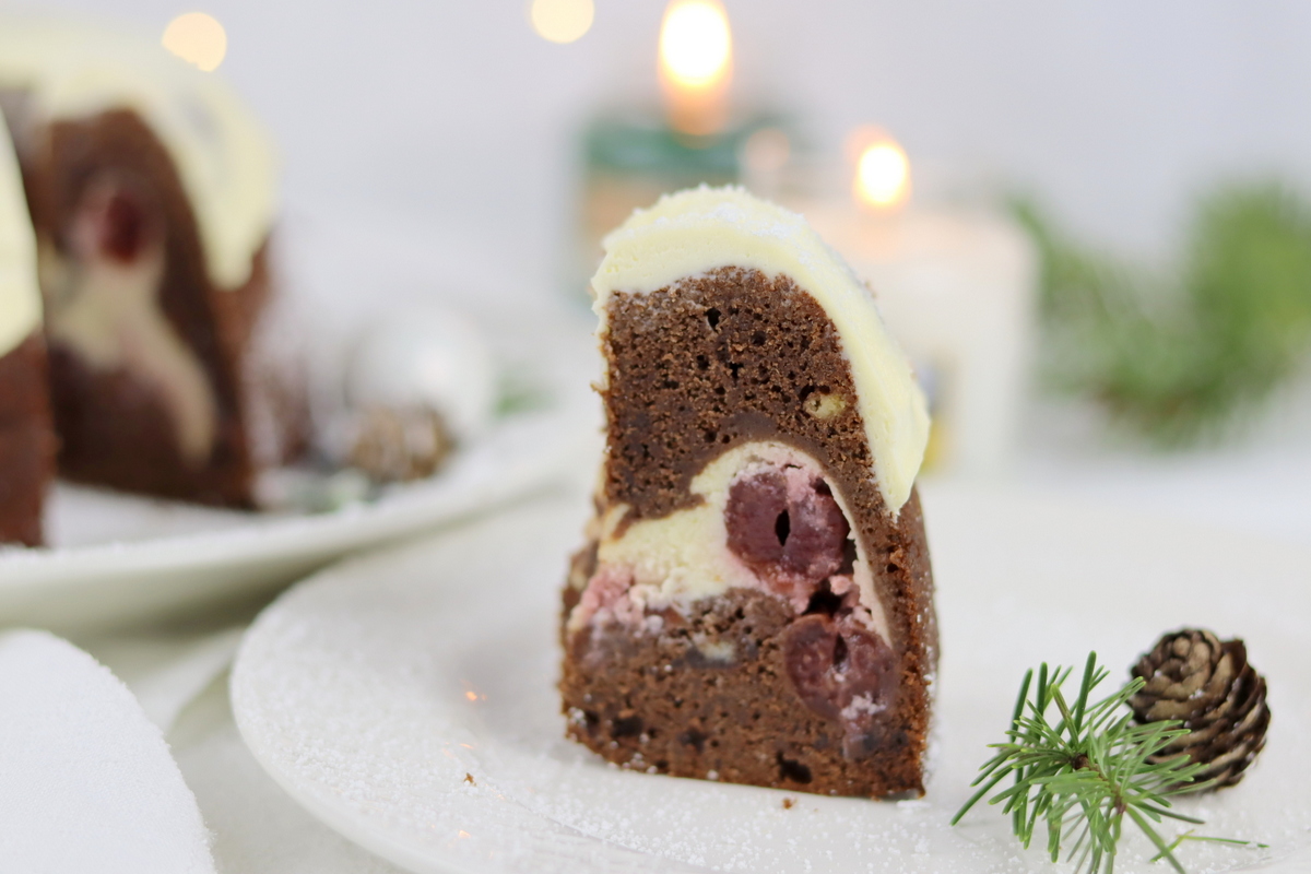 Rezept: Lebkuchen Gugelhupf mit einer Cheesecake-Kirsch-Füllung und Creme Topping
