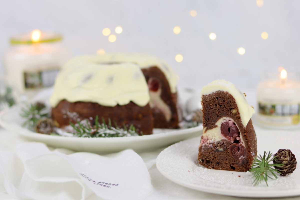 Rezept: Lebkuchen Gugelhupf mit einer Cheesecake-Kirsch-Füllung und Creme Topping