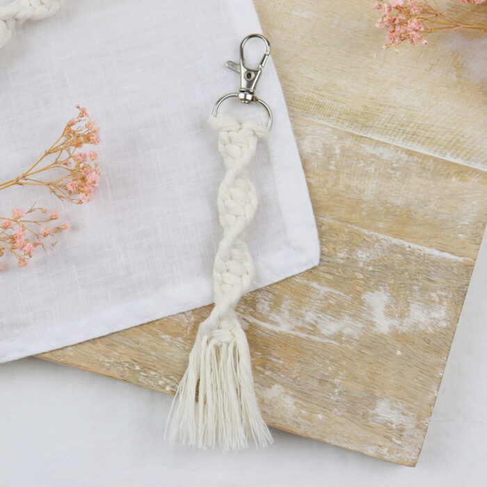 DIY selbstgemachter Makramee Schlüsselanhänger im Wellenknoten einfach