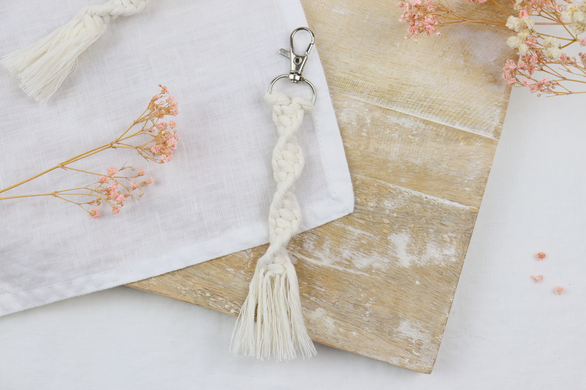 DIY selbstgemachter Makramee Schlüsselanhänger im Wellenknoten einfach