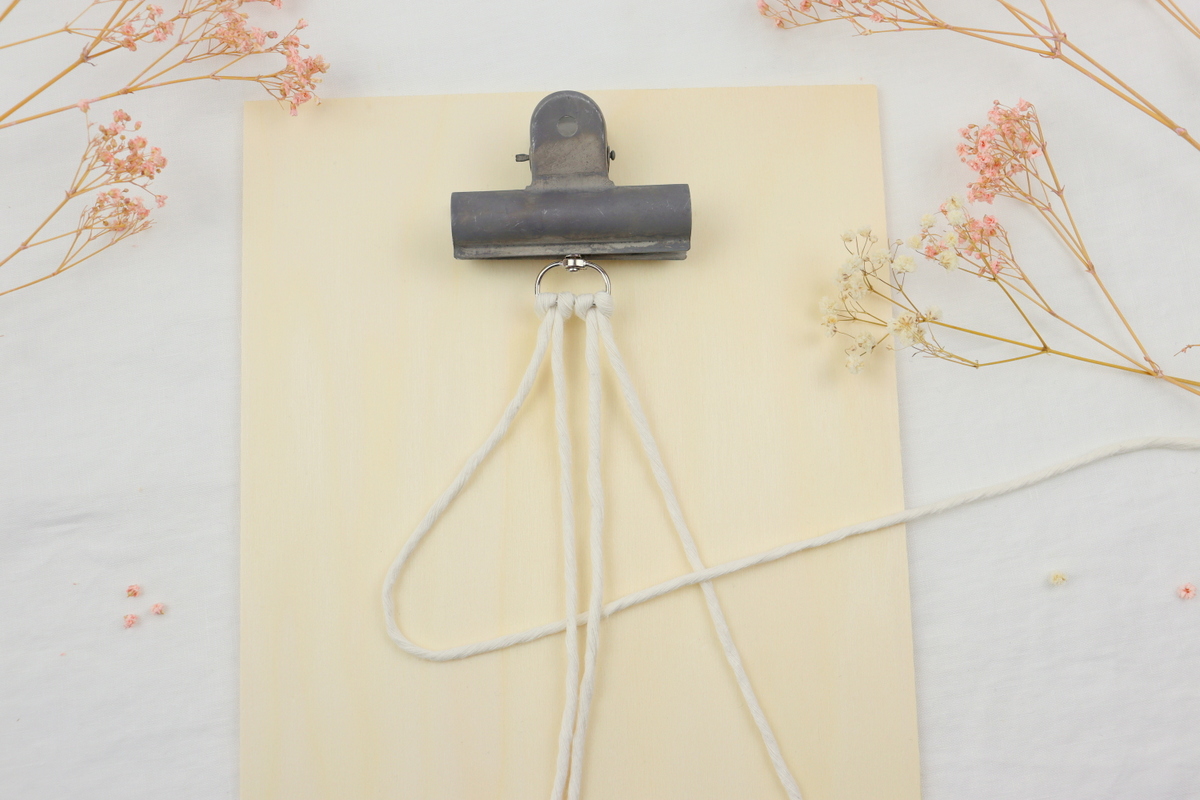 DIY selbstgemachter Makramee Schlüsselanhänger im Wellenknoten einfach