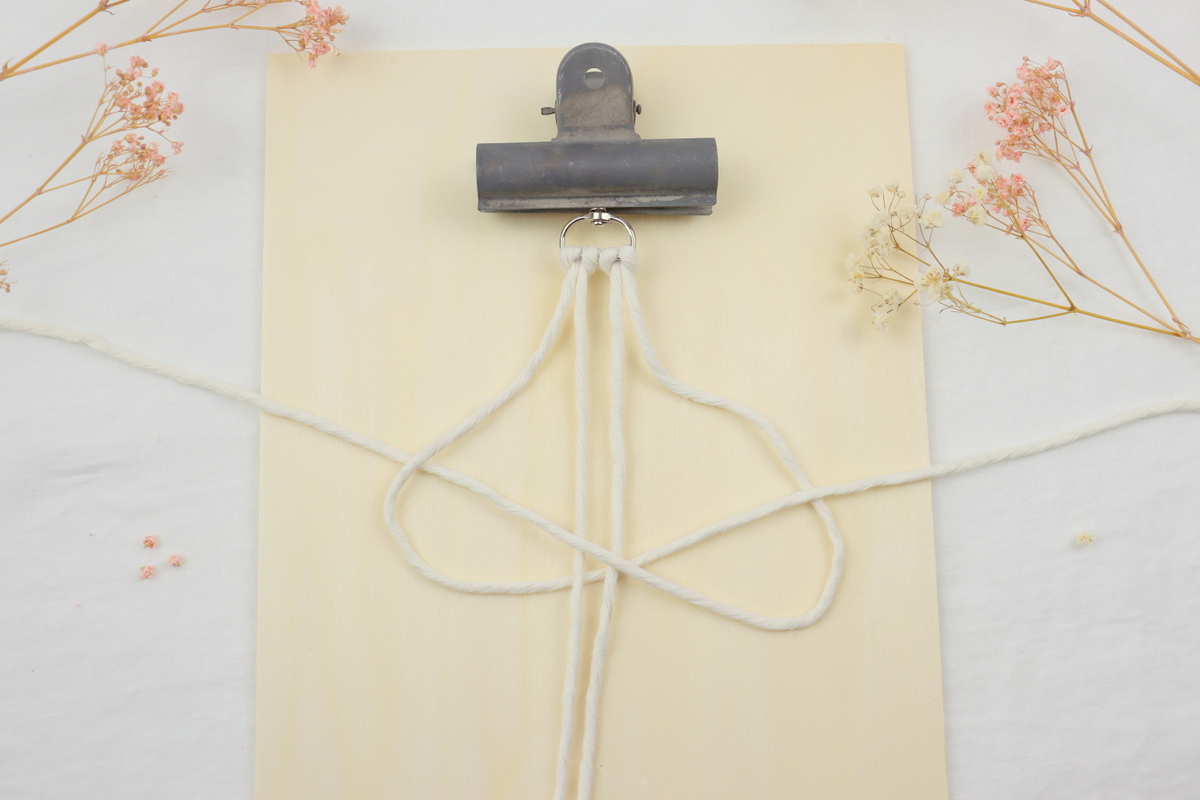 DIY selbstgemachter Makramee Schlüsselanhänger im Wellenknoten einfach