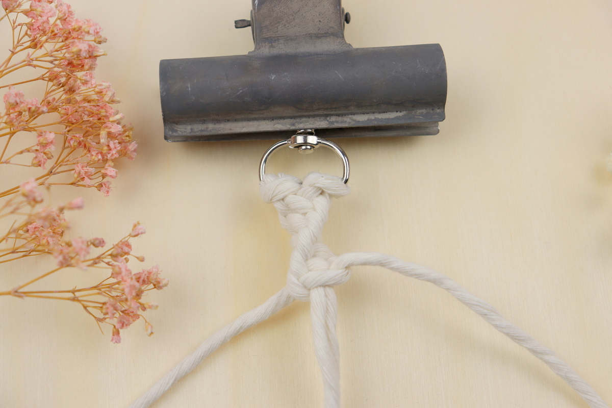 DIY selbstgemachter Makramee Schlüsselanhänger im Wellenknoten einfach