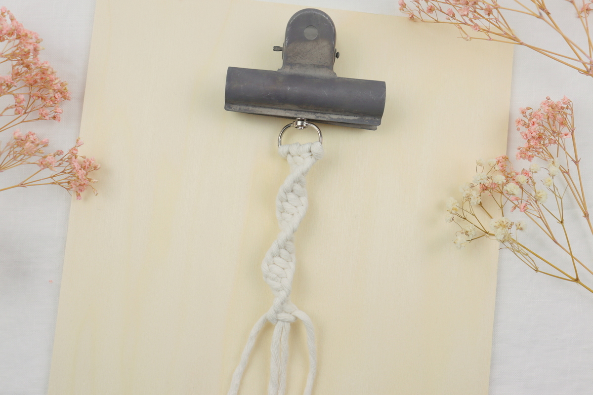 DIY selbstgemachter Makramee Schlüsselanhänger im Wellenknoten einfach