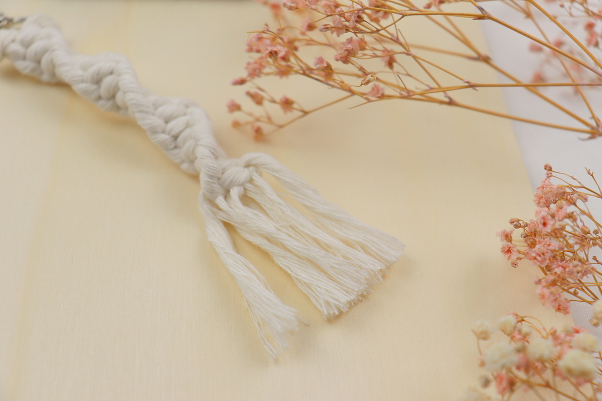 DIY selbstgemachter Makramee Schlüsselanhänger im Wellenknoten einfach