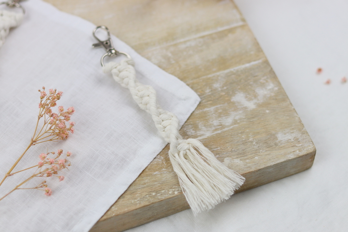 DIY selbstgemachter Makramee Schlüsselanhänger im Wellenknoten einfach