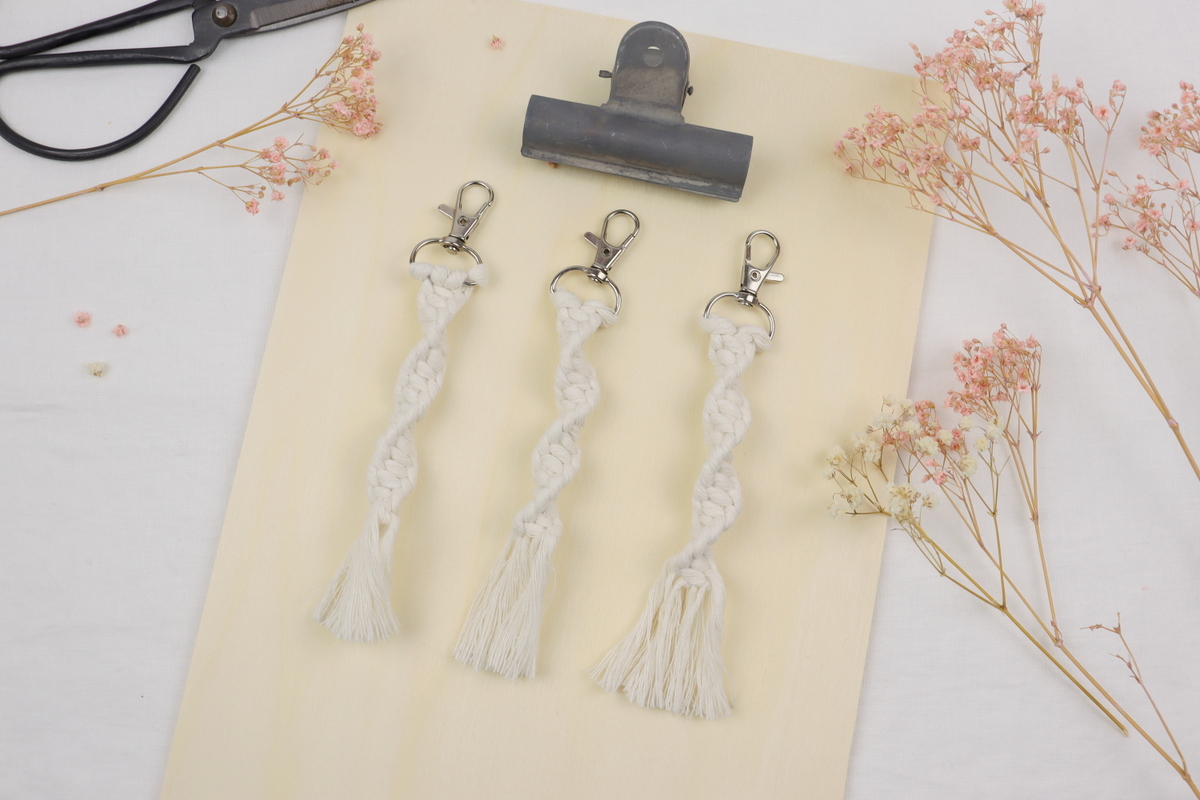 DIY selbstgemachter Makramee Schlüsselanhänger im Wellenknoten einfach