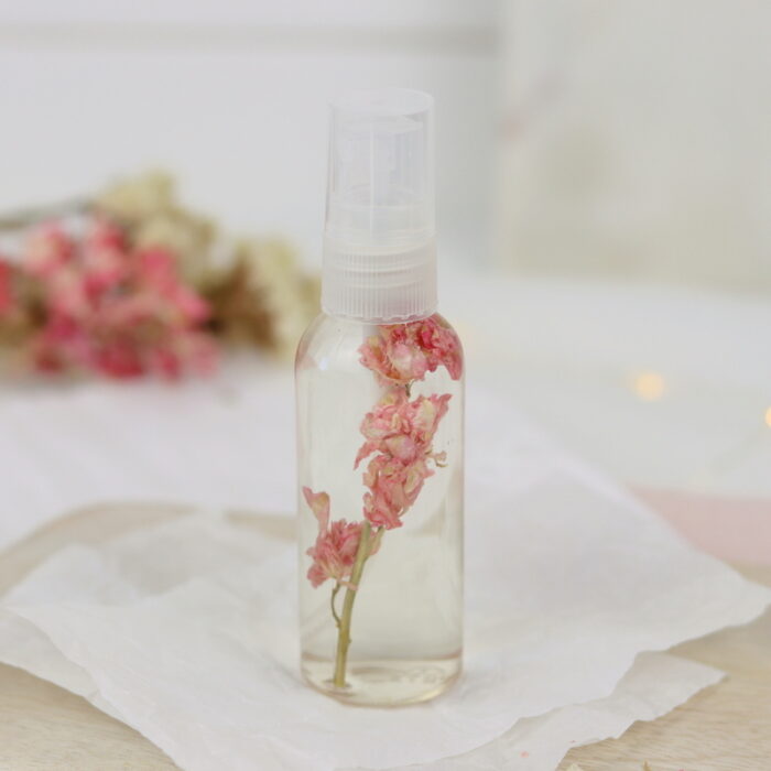 selbstgemachtes, blumiges Raumspray