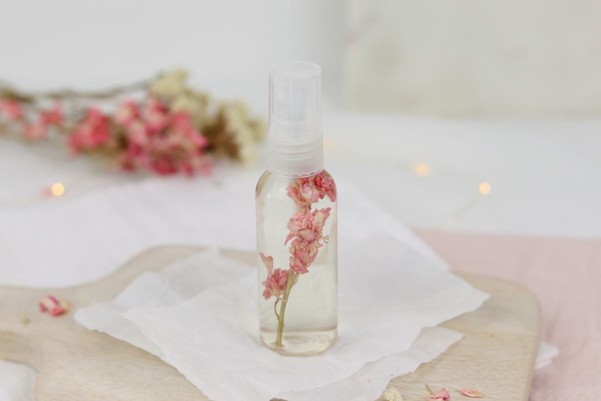 selbstgemachtes, blumiges Raumspray