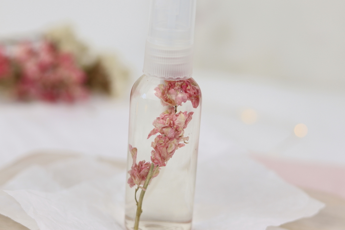 selbstgemachtes, blumiges Raumspray