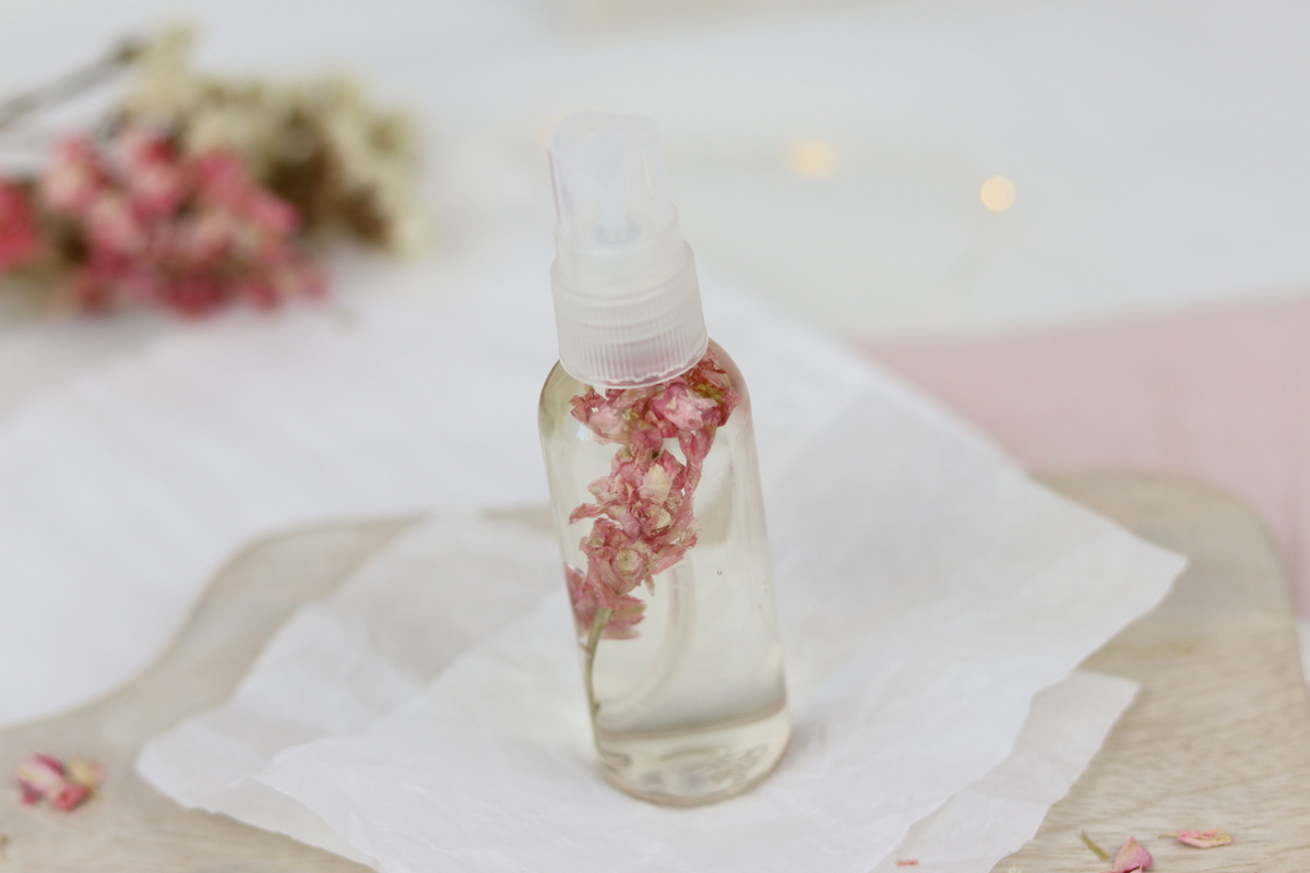 selbstgemachtes, blumiges Raumspray