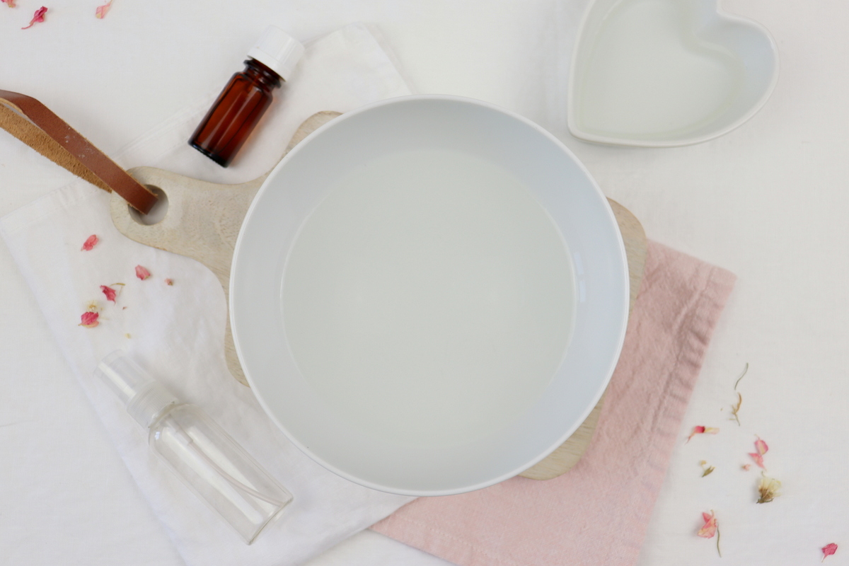 selbstgemachtes, blumiges Raumspray