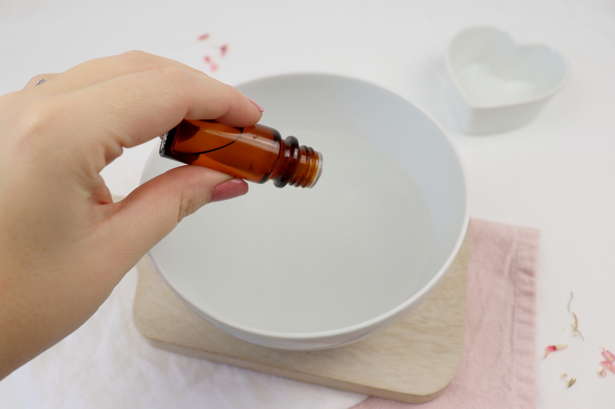 selbstgemachtes, blumiges Raumspray