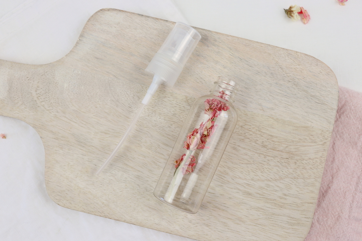 selbstgemachtes, blumiges Raumspray