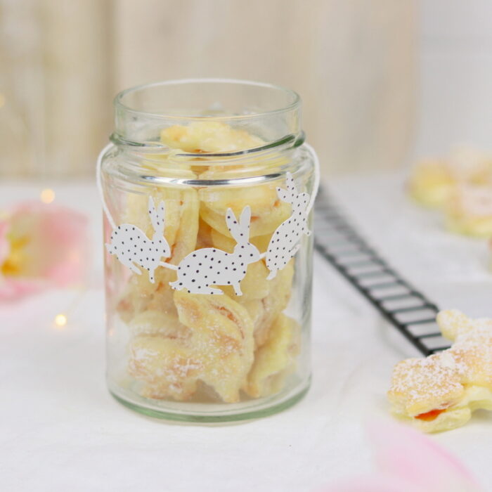 Rezept - leckere Osterhasen aus Blätterteig mit Buttercreme und Hagebutten-Konfitüre