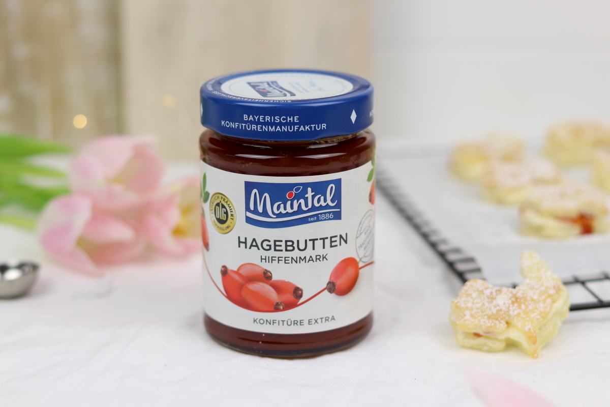 Rezept - leckere Osterhasen aus Blätterteig mit Buttercreme und Hagebutten-Konfitüre