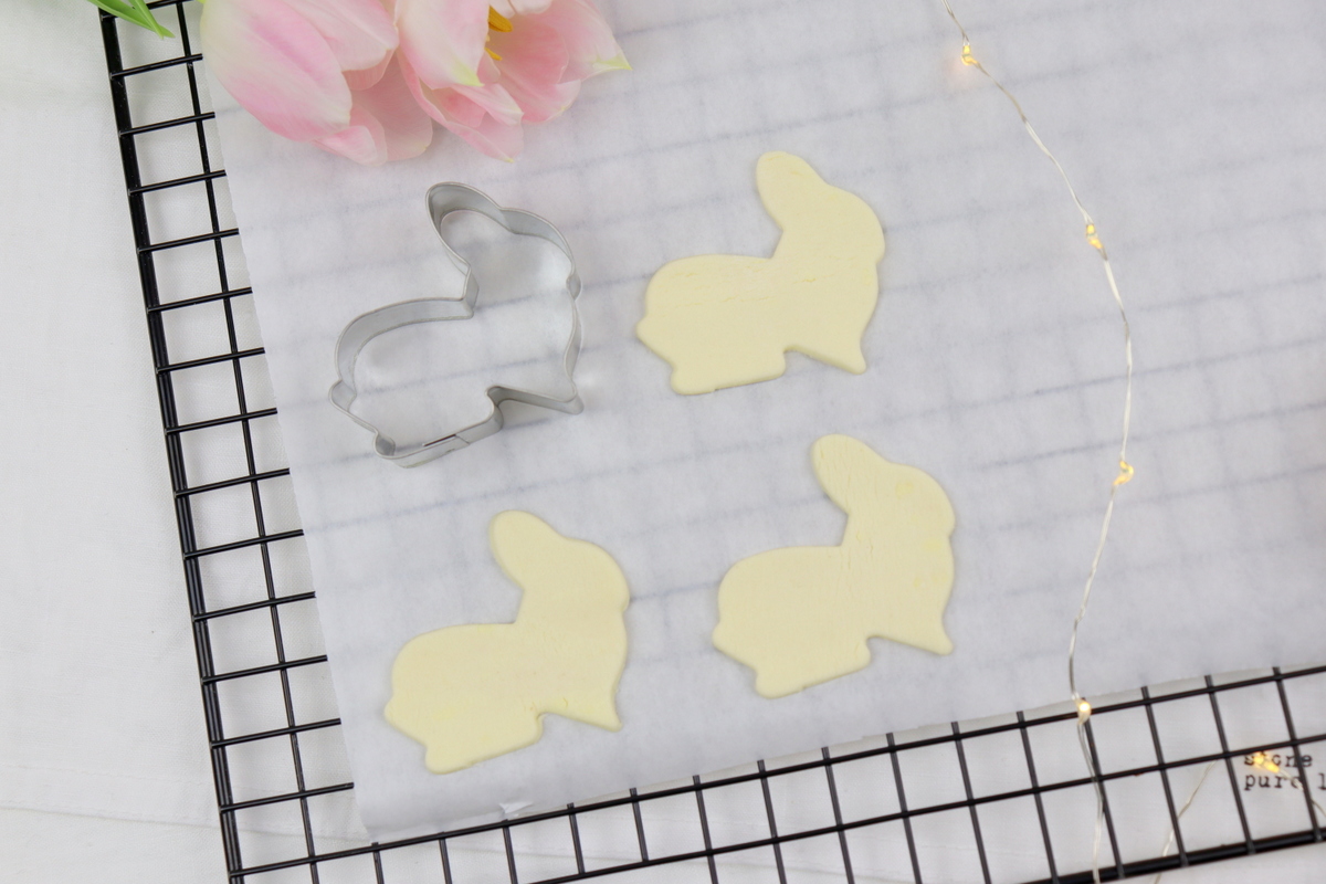 Rezept - leckere Osterhasen aus Blätterteig mit Buttercreme und Hagebutten-Konfitüre