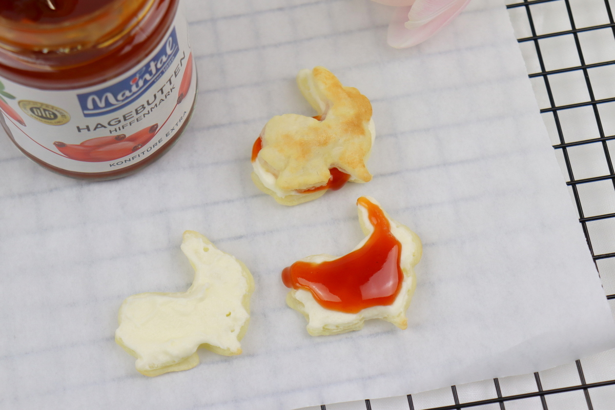 Rezept - leckere Osterhasen aus Blätterteig mit Buttercreme und Hagebutten-Konfitüre