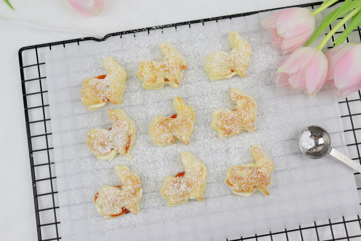Rezept - leckere Osterhasen aus Blätterteig mit Buttercreme und Hagebutten-Konfitüre