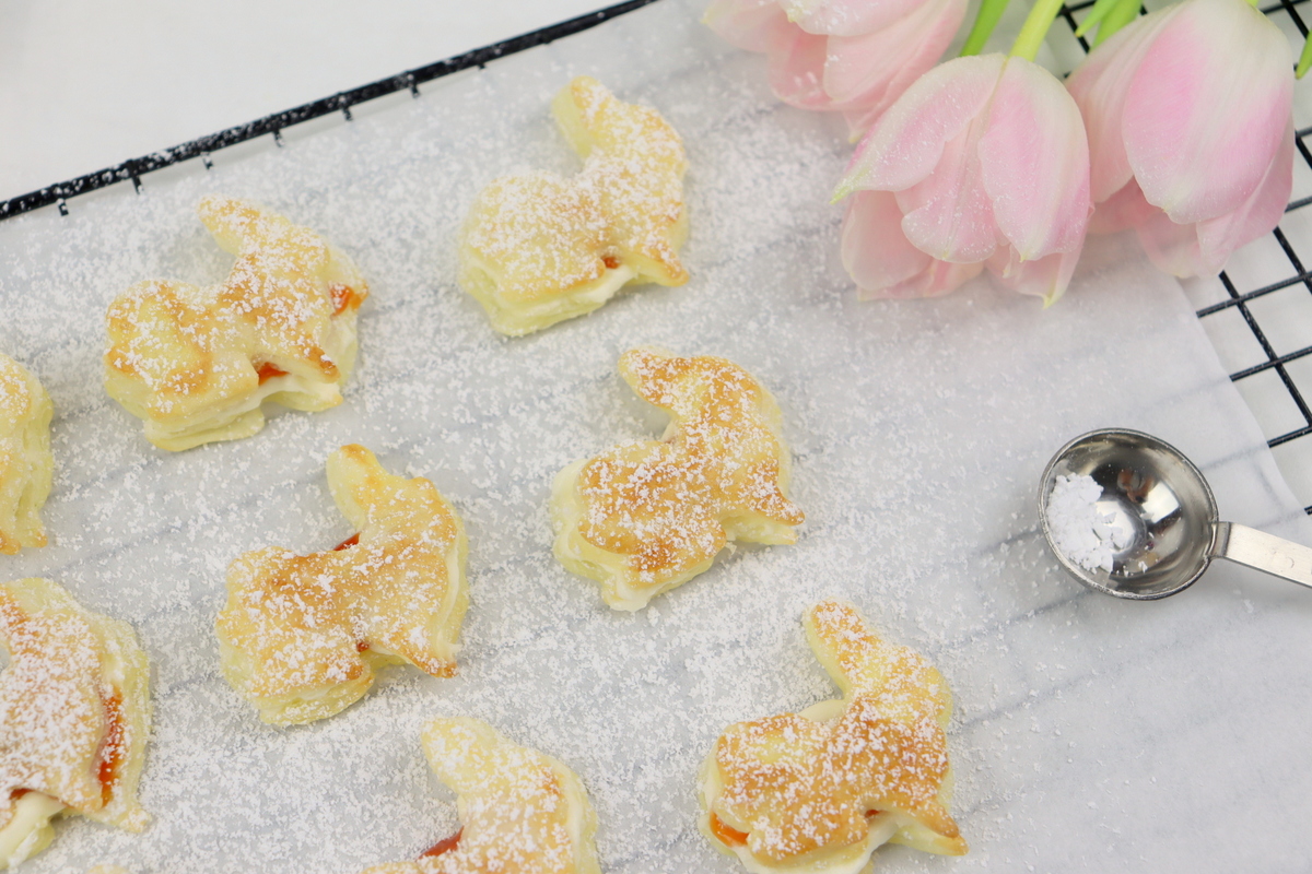 Rezept - leckere Osterhasen aus Blätterteig mit Buttercreme und Hagebutten-Konfitüre