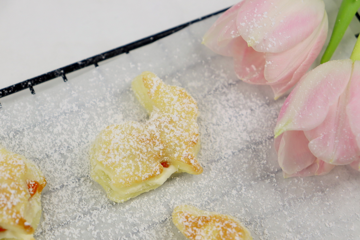 Rezept - leckere Osterhasen aus Blätterteig mit Buttercreme und Hagebutten-Konfitüre