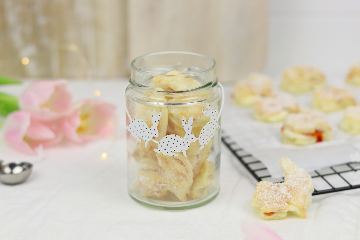 Rezept - leckere Osterhasen aus Blätterteig mit Buttercreme und Hagebutten-Konfitüre