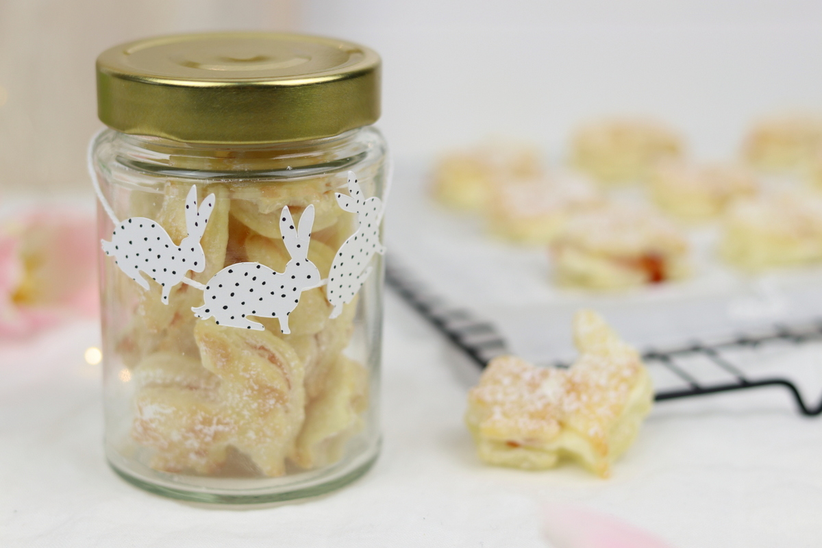Rezept - leckere Osterhasen aus Blätterteig mit Buttercreme und Hagebutten-Konfitüre