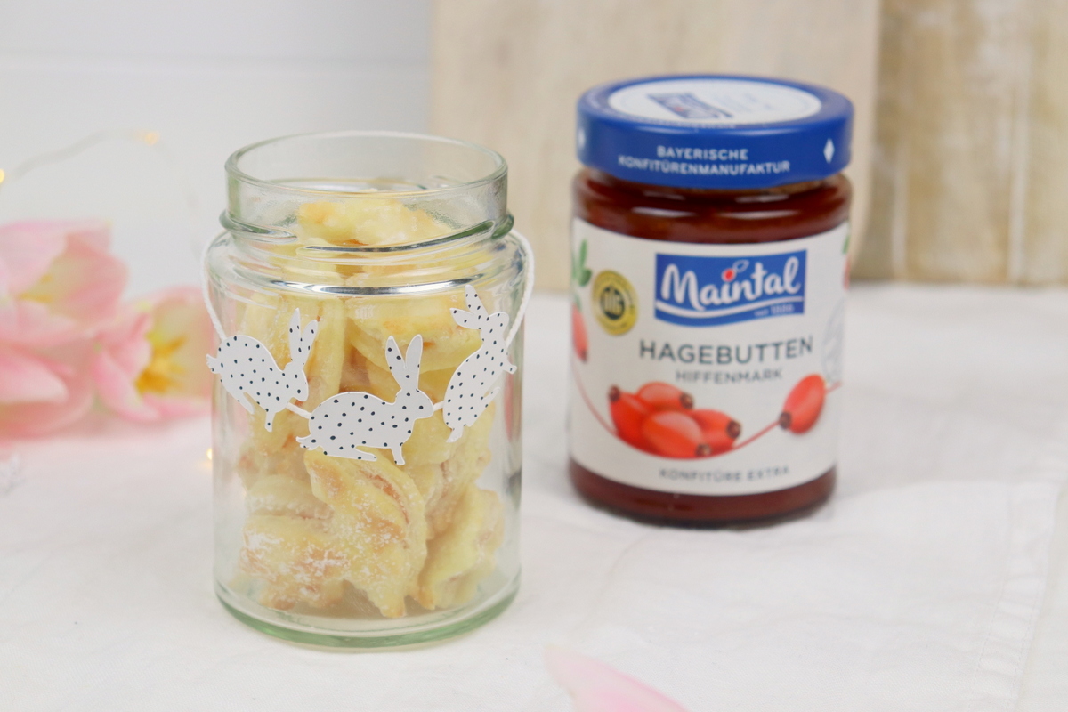 Rezept - leckere Osterhasen aus Blätterteig mit Buttercreme und Hagebutten-Konfitüre