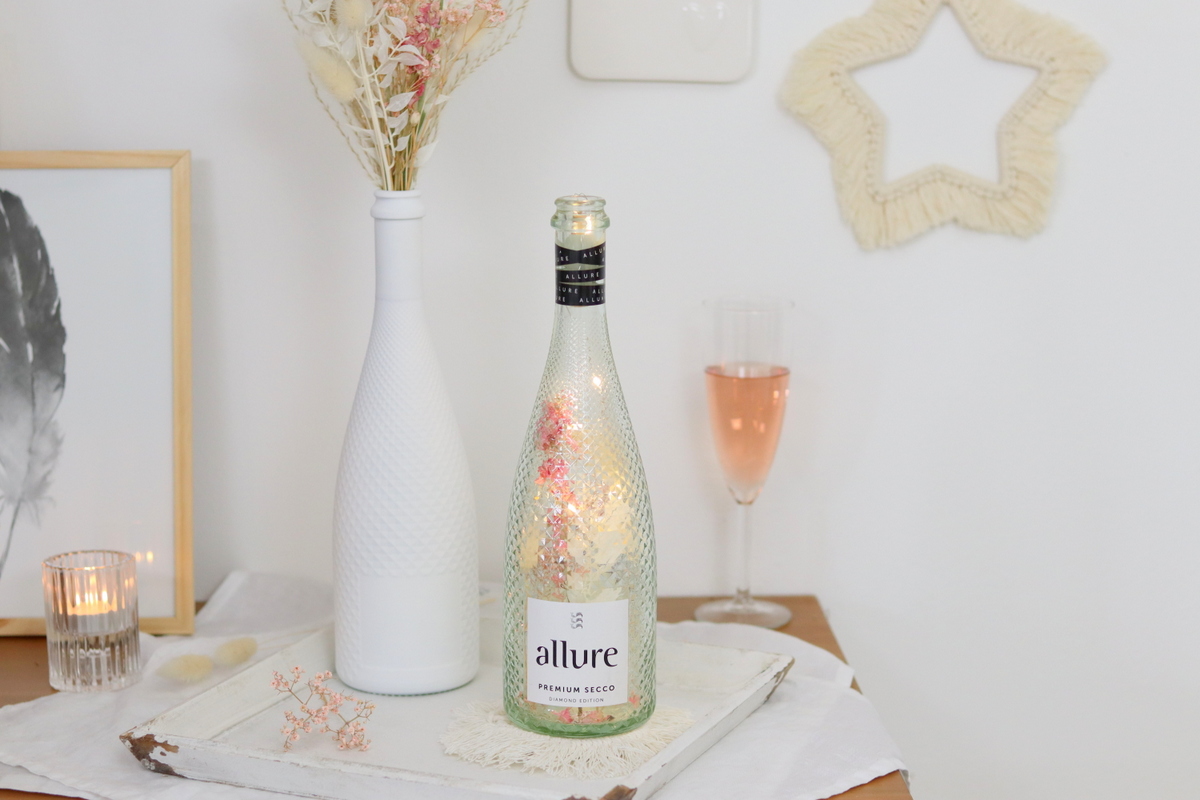 DIY Flaschen Upcycling in 2 Varianten mit Sprühkreidefarbe und Trockenblumen