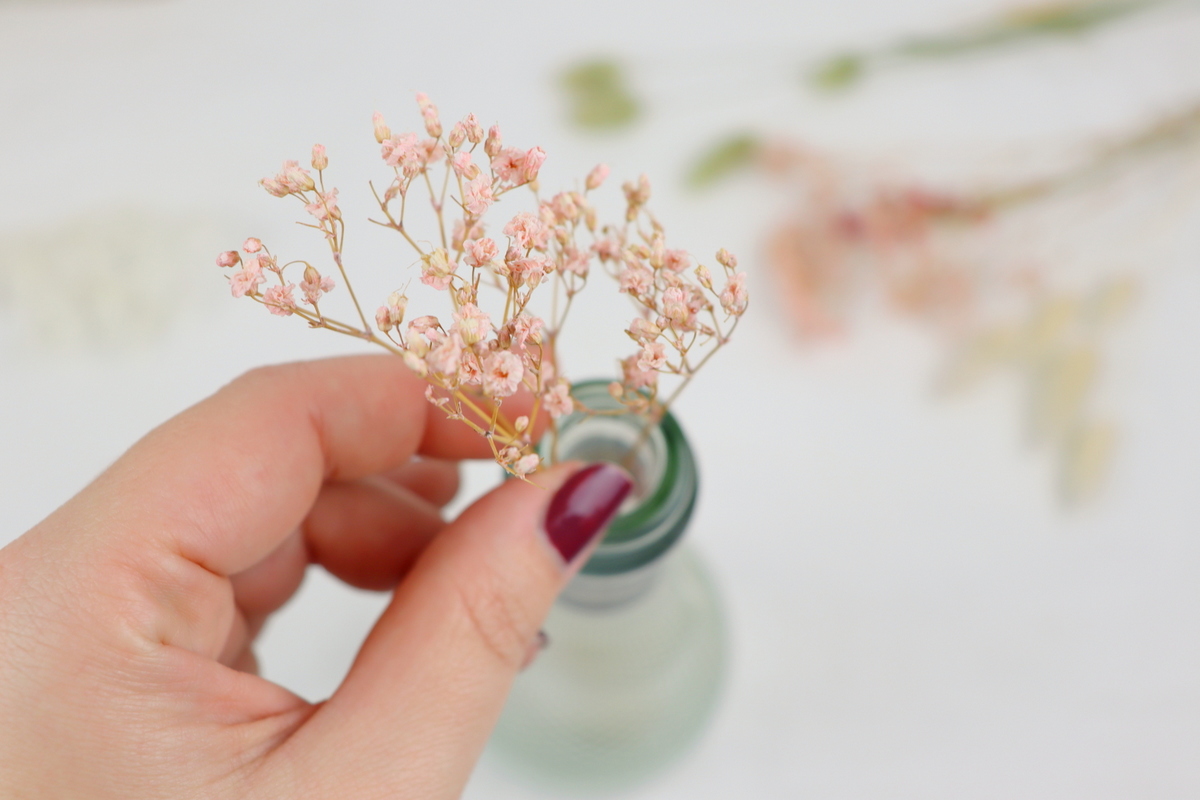 DIY Flaschen Upcycling in 2 Varianten mit Sprühkreidefarbe und Trockenblumen
