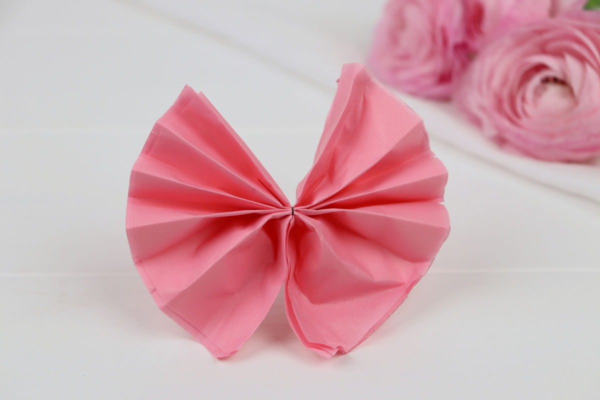 DIY selbstgemachte Flowerbox / Blumenbox / Rosenbox mit Blumen aus Papier (Blumenseide)