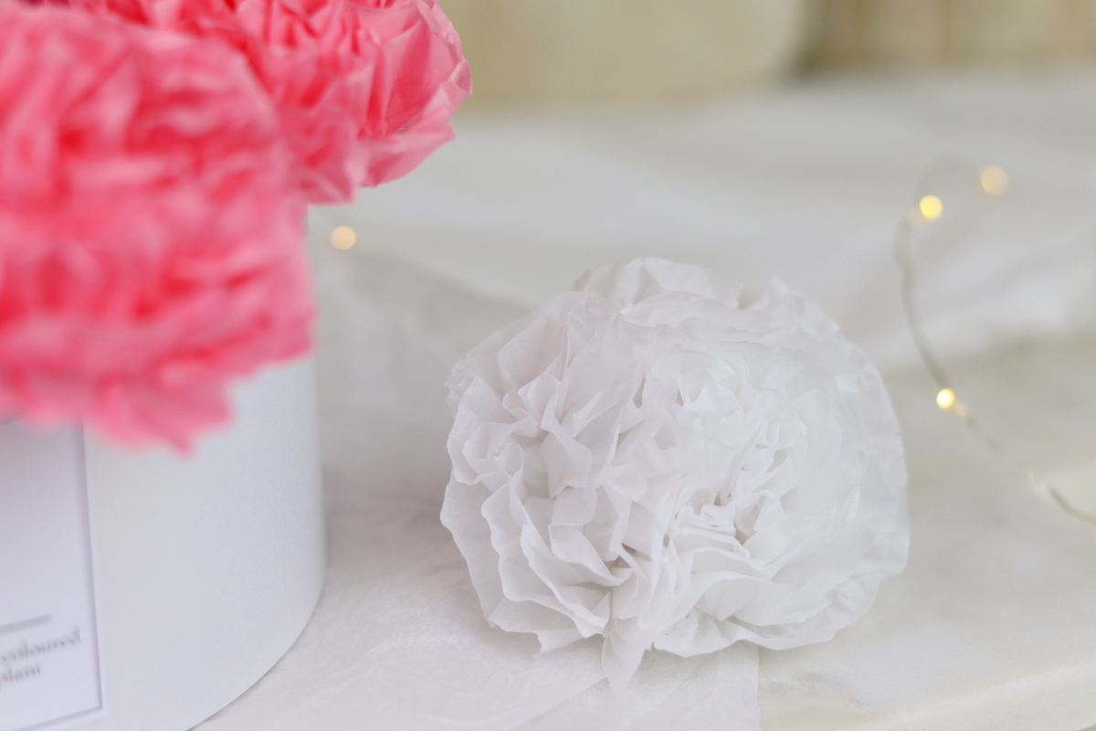 DIY selbstgemachte Flowerbox / Blumenbox / Rosenbox mit Blumen aus Papier (Blumenseide)