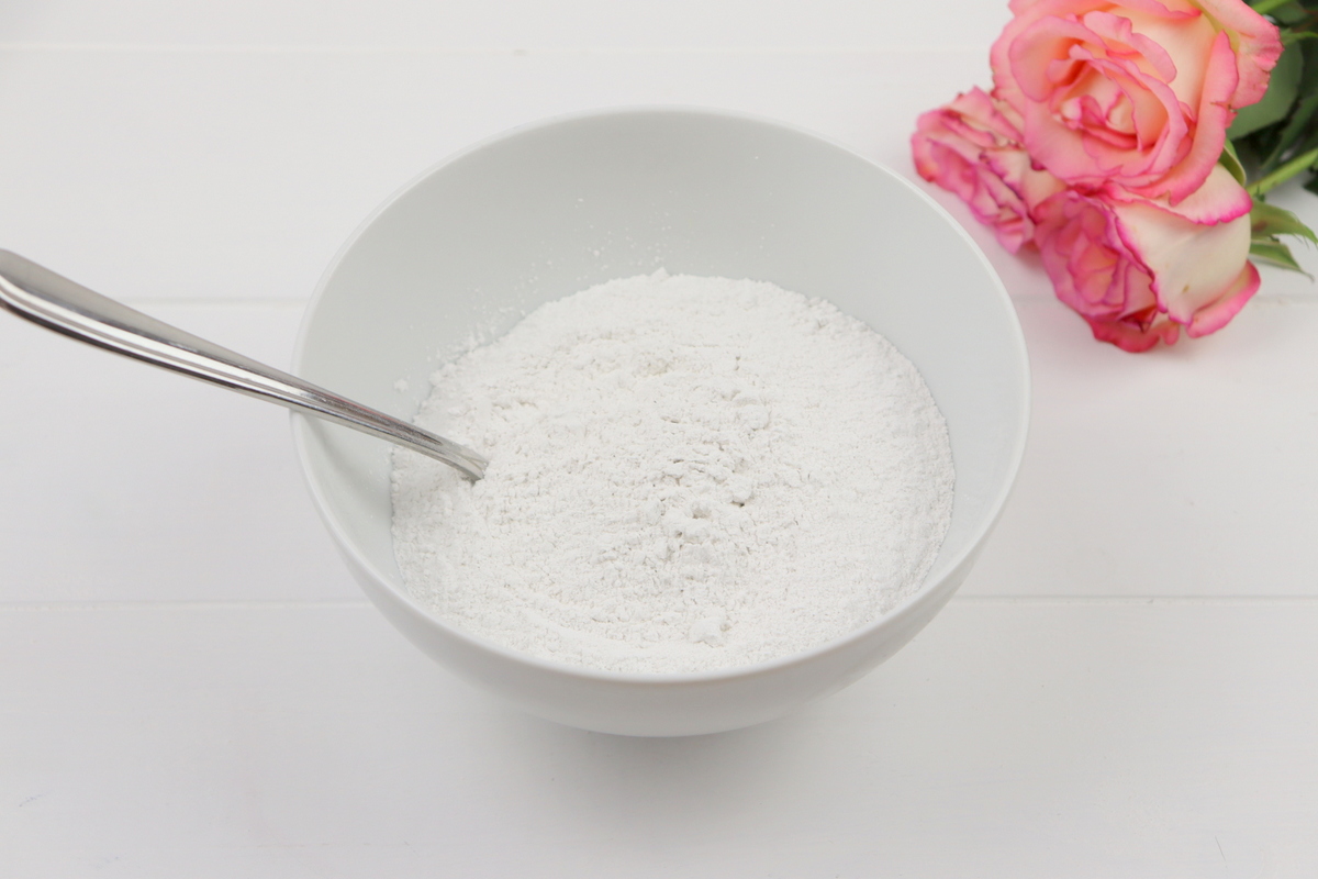 DIY - selbstgemachte Teelichter aus Raysin / Gießpulver mit kleinem Herz in der Mitte