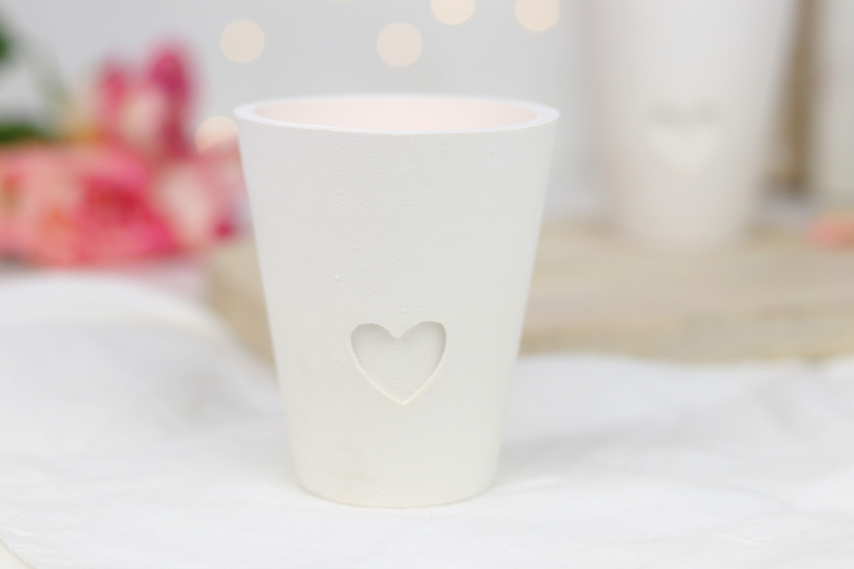 DIY - selbstgemachte Teelichter aus Raysin / Gießpulver mit kleinem Herz in der Mitte