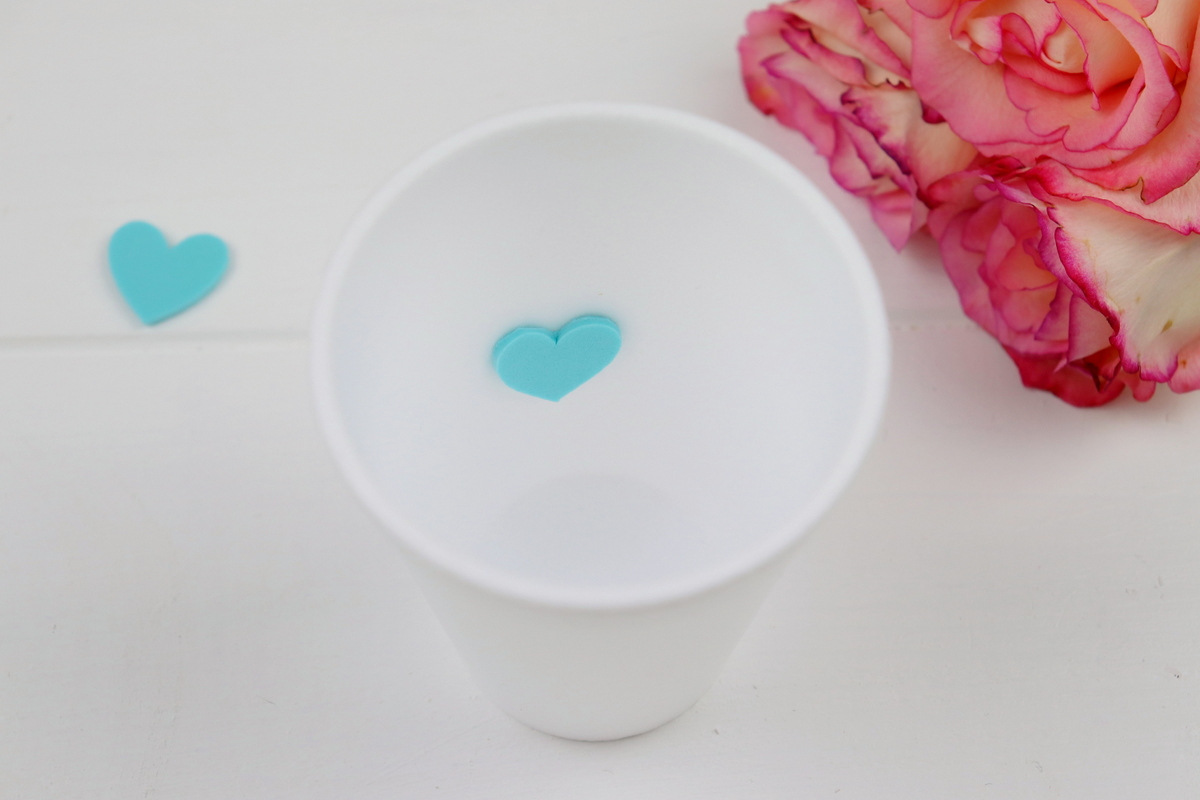 DIY - selbstgemachte Teelichter aus Raysin / Gießpulver mit kleinem Herz in der Mitte