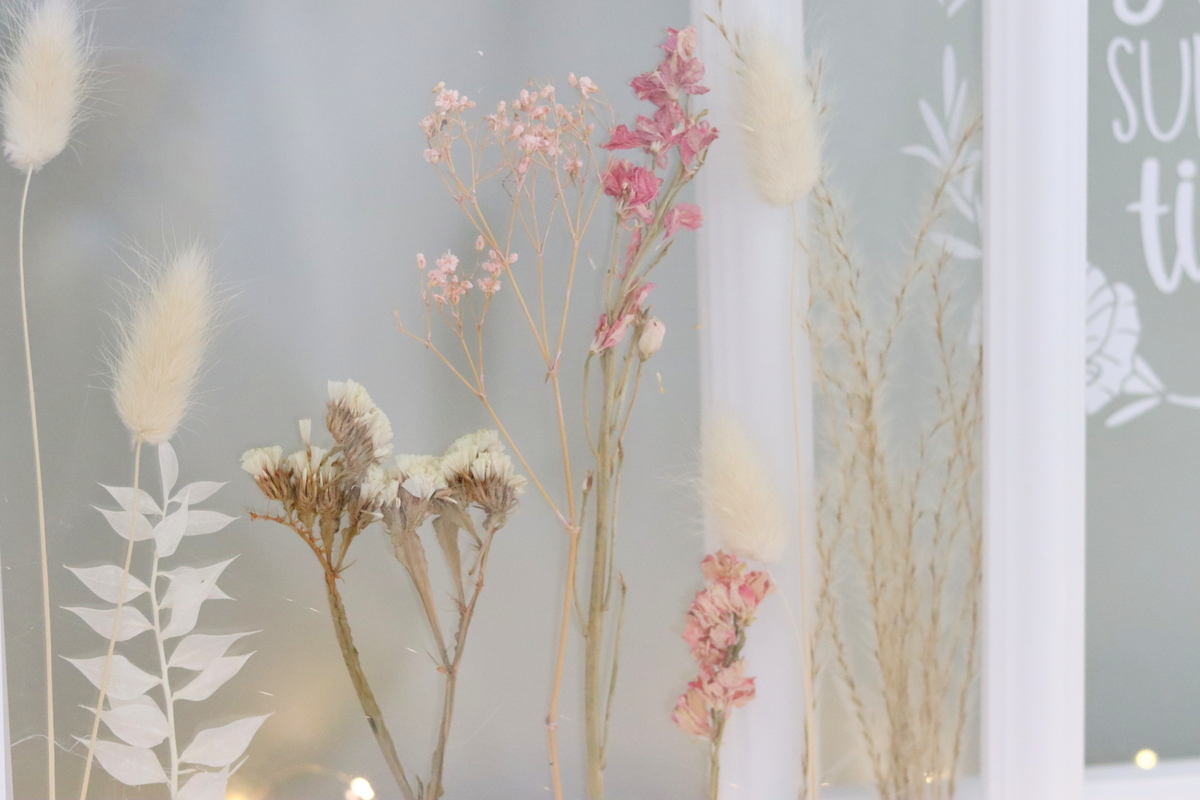 DIY selbstgemachte Doppelglas Bilderrahmen aus Plexiglas und Stuck mit Trockenblumen