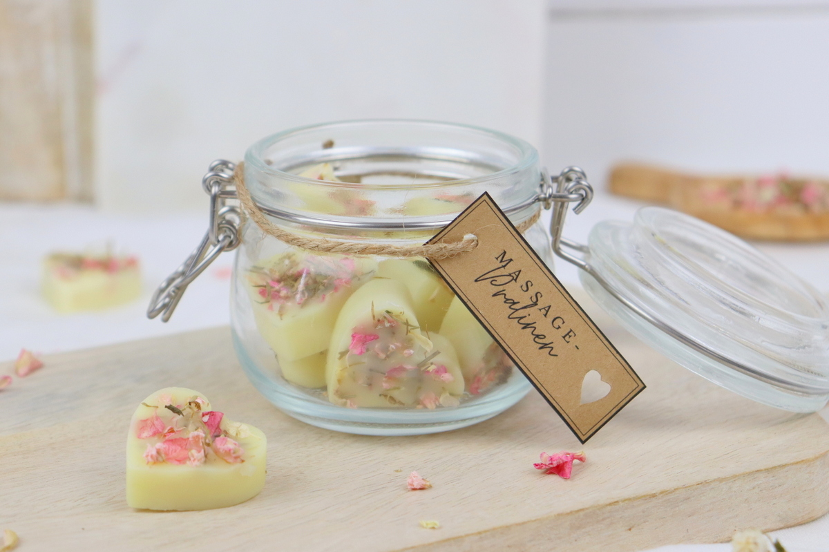 DIY - selbstgemachte Massagebar in Herzform mit Trockenblumen als Geschenkidee