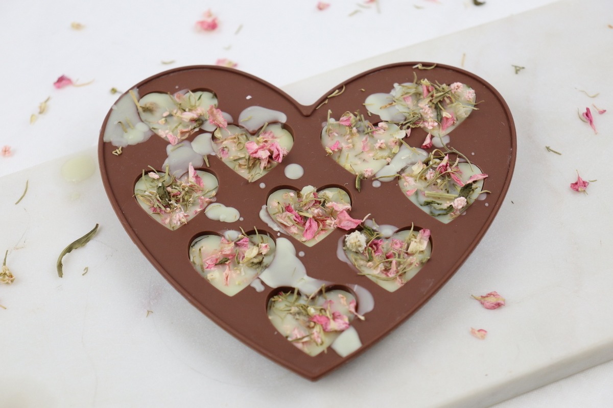 DIY - selbstgemachte Massagebar in Herzform mit Trockenblumen als Geschenkidee