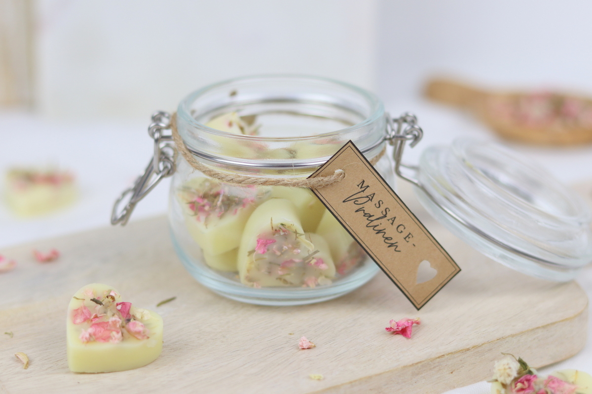 DIY - selbstgemachte Massagebar in Herzform mit Trockenblumen als Geschenkidee