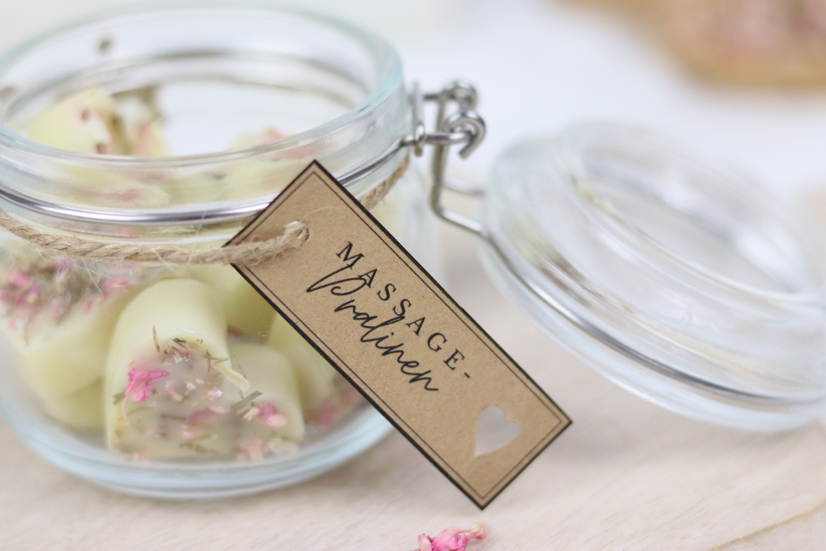 DIY - selbstgemachte Massagebar in Herzform mit Trockenblumen als Geschenkidee