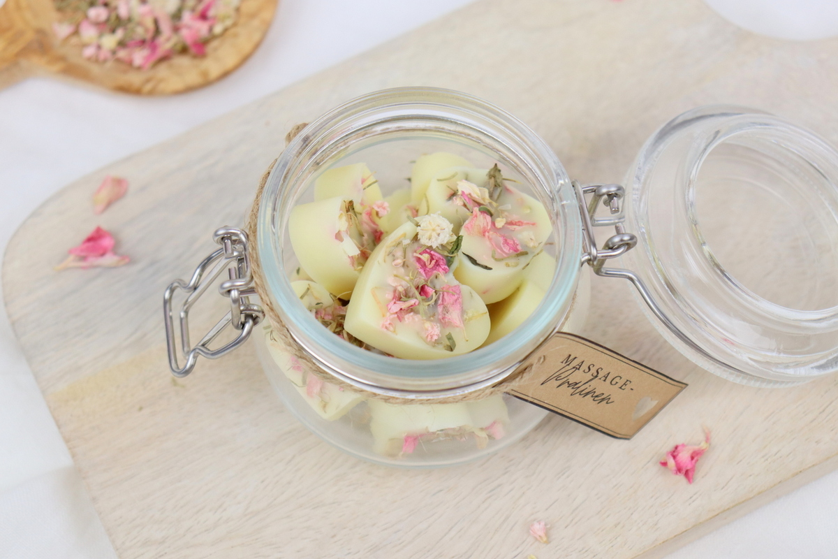 DIY - selbstgemachte Massagebar in Herzform mit Trockenblumen als Geschenkidee