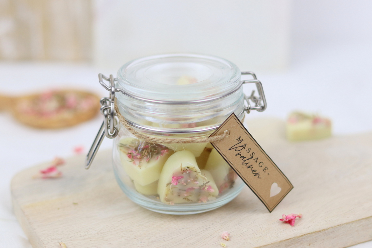 DIY - selbstgemachte Massagebar in Herzform mit Trockenblumen als Geschenkidee