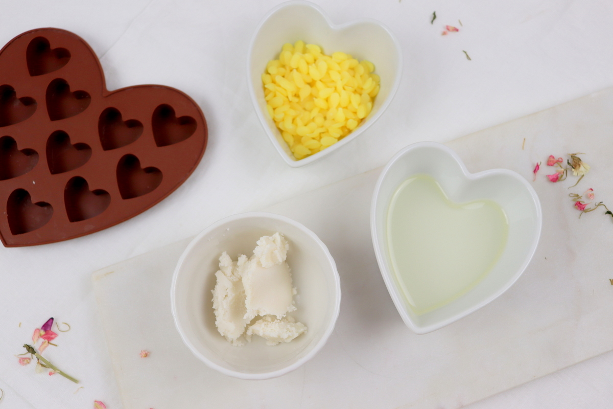 DIY - selbstgemachte Massagebar in Herzform mit Trockenblumen als Geschenkidee