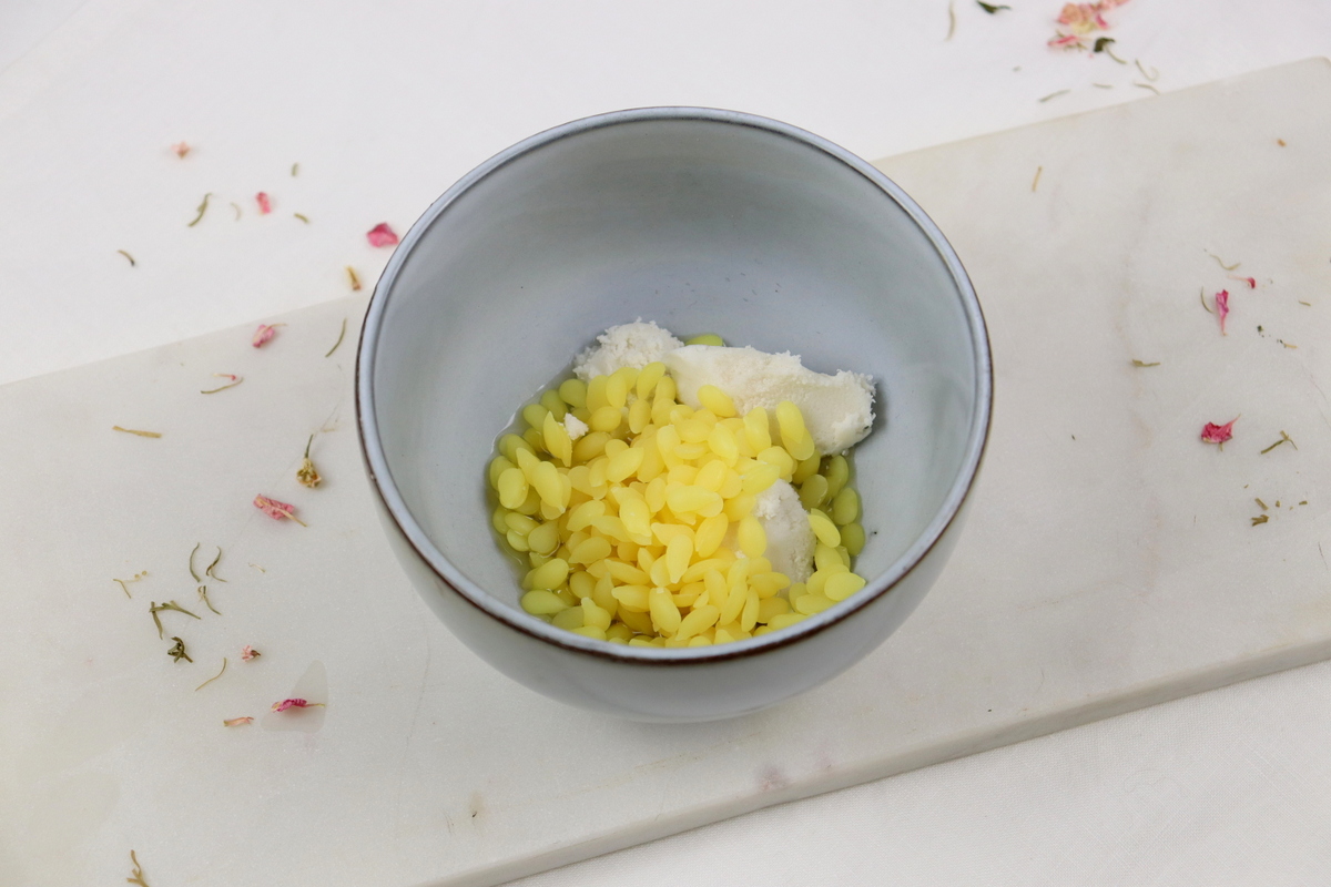 DIY - selbstgemachte Massagebar in Herzform mit Trockenblumen als Geschenkidee