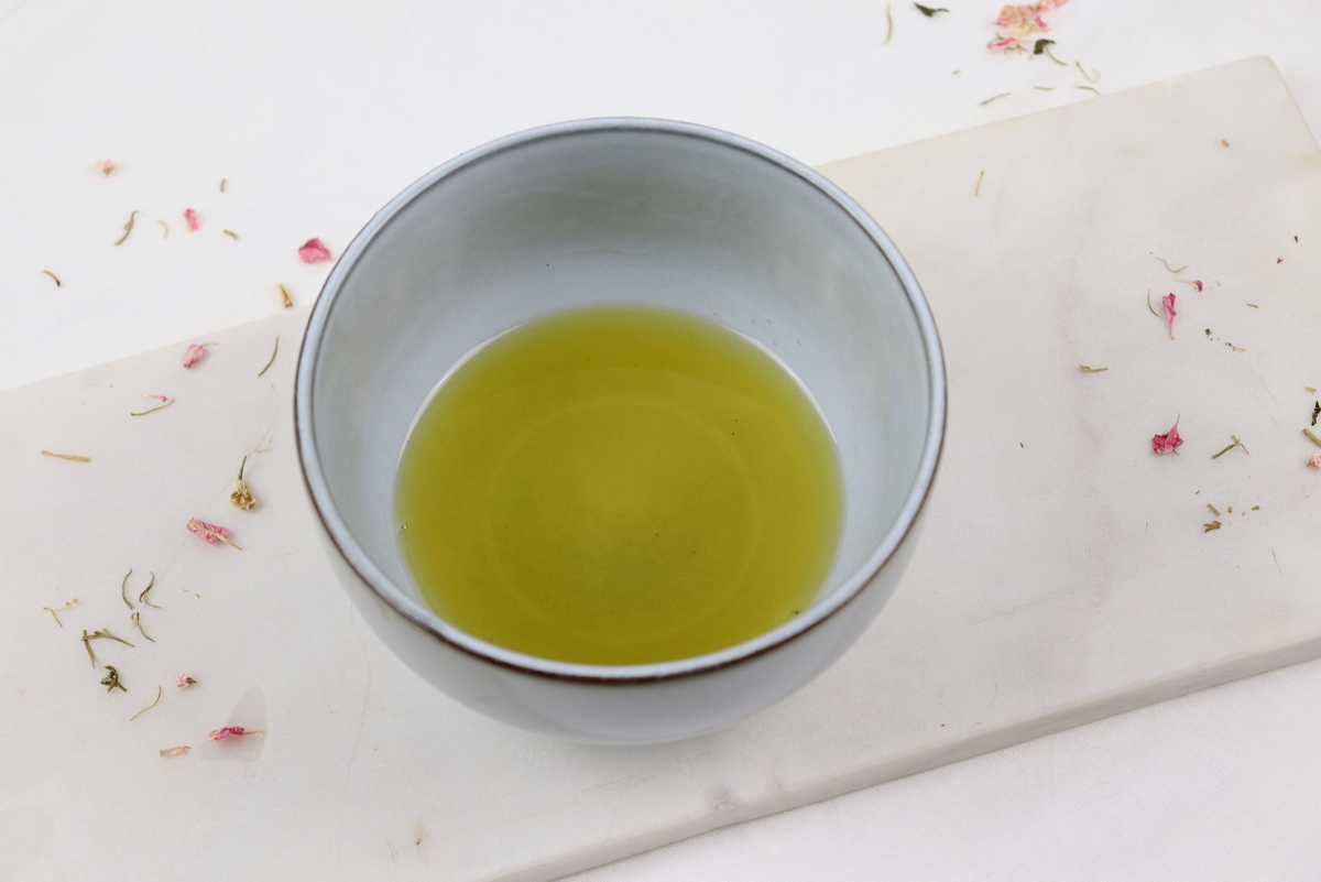 DIY - selbstgemachte Massagebar in Herzform mit Trockenblumen als Geschenkidee