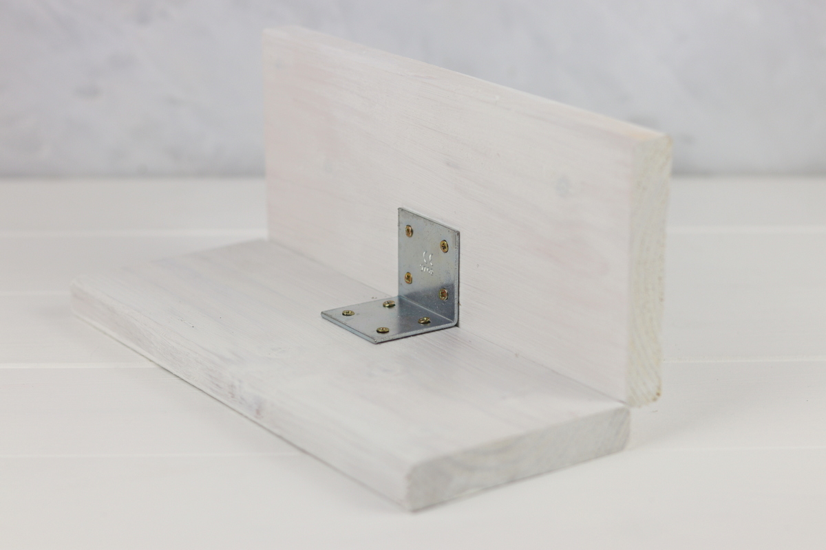 DIY selbstgebautes Vogelhaus mit bepflanzten Dach